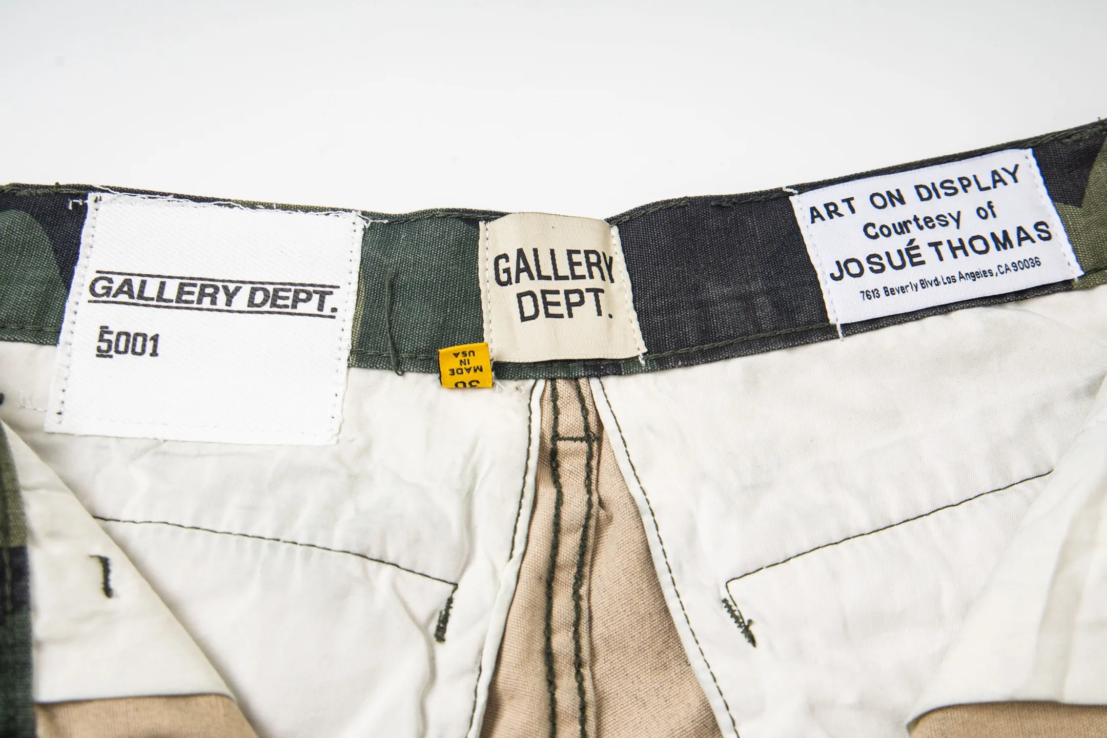 P250 Chrome Hearts Gallery 2025 new camouflage stitching multi-pocket couple bootcut jeans are a hot trend this season and are sought after by countless celebrities and fashionistas. The neat details of the cutting process add color to the playful fashion! The neat and meticulous design, and the well-fitting structure is unique. The upper body not only has outstanding recognition, but also looks younger and younger. A style with the ultimate wearing meaning and performance, gorgeous color matching, and the craftsmanship of this style is also extremely extraordinary. After the finished product is washed, it is disassembled and hand-made with sheepskin cross leather and then spliced ​​together to complete. The whole piece has too many craftsmanship to describe. It is decorated with patchwork cross flowers and high-waisted washed jeans! ! Absolutely high-end luxury product, a god-level single product, a super popular product, made by top heavy industry, a magic weapon that cannot be missed to hit the streets. Style number: 1846 Size: 28 30 32 34 36 Color: camouflage